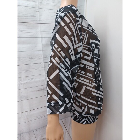 TORRID Blouse Top Black White Short Sleeve Semi Sheer Geometric Sz 0 - Picture 7 of 11